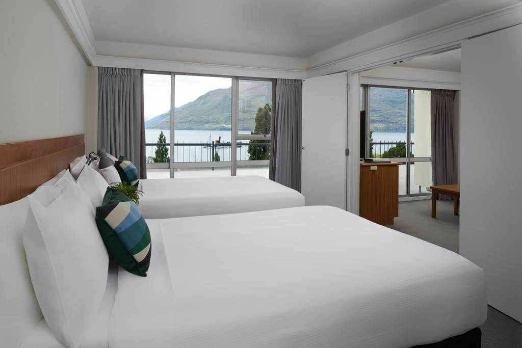 Twin bedroom overlooking Lake Wakatipu