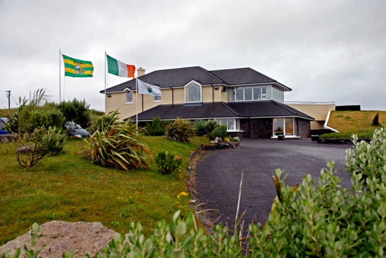 Dingle golf clubhouse entrance in Ireland