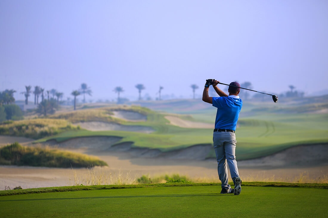 Golfer plays Saadiyat Beach