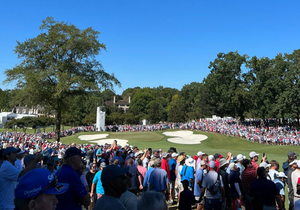 First Hole Presidents Cup Crowd