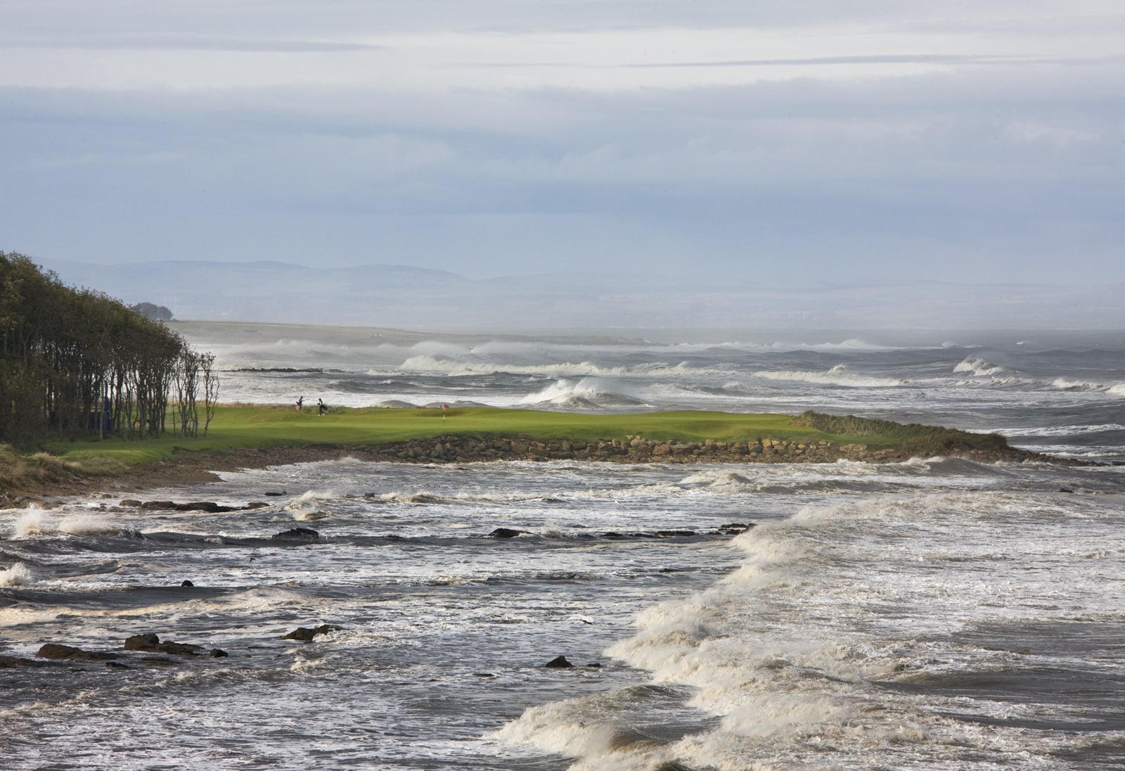 The rough seas at Kingsbarns can make a round of golf dramatic
