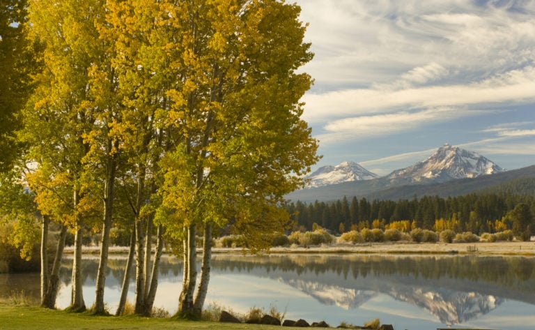 Image of a lake in autumn overlooking the distant Cascade mountains, Black Butte Ranch, Oregon, USA