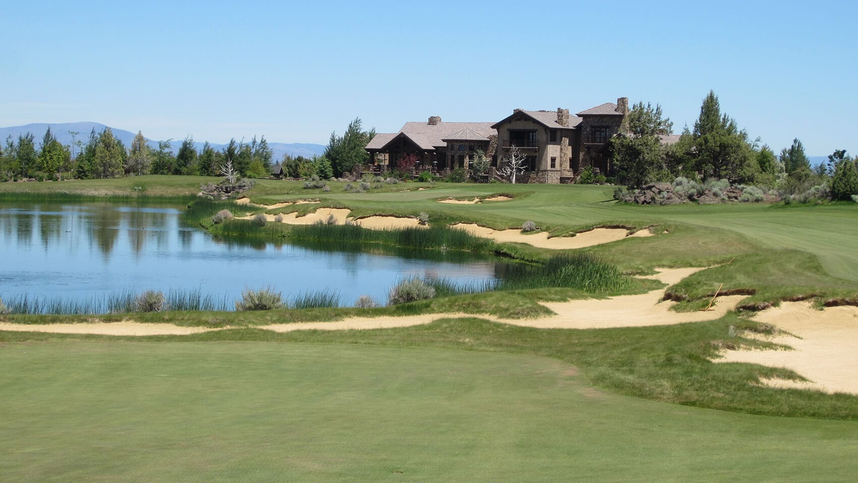 Image of the 18th hole and clubhouse at The Pronghorn Resort