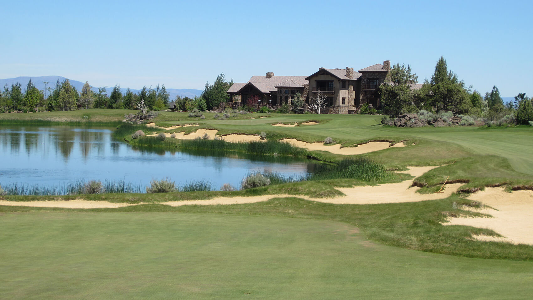Image of the 18th hole and clubhouse at The Pronghorn Resort