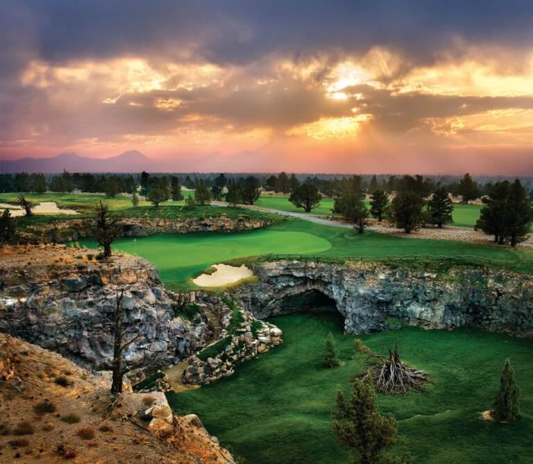 Image overlooking the par-3 8th hole on the Tom Fazio designed Championship golf course at Pronghorn Golf Resort, Bend, Oregon, USA