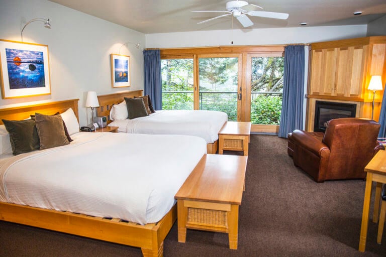 Inside a chrome lake Bedroom, Bandon Dunes Golf Resort, Oregon, USA