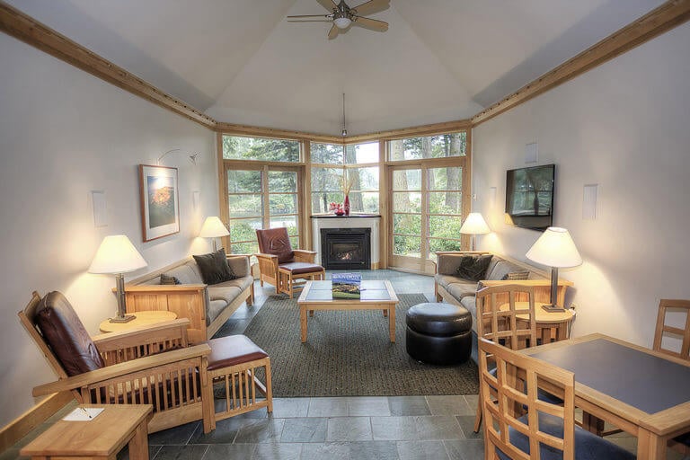 Image of the inside of The Grove Living Room at Bandon Dunes Golf Resort, Oregon, USA