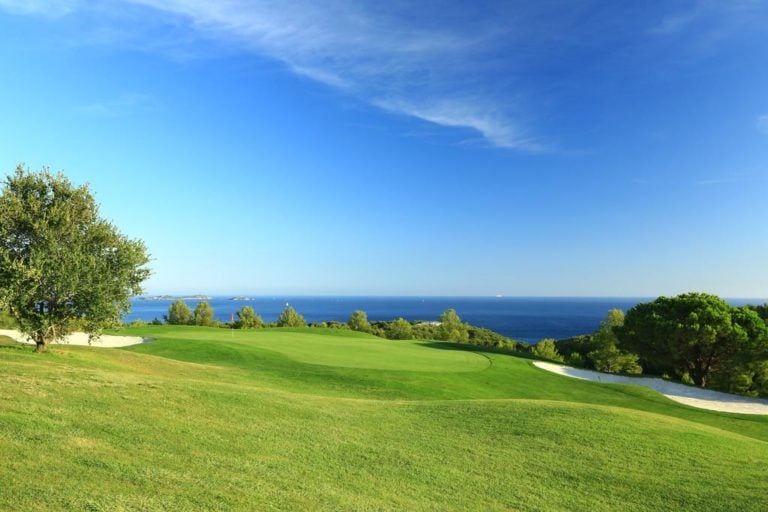 Image of the golf course overlooking the Mediterranean, Hôtel Dolce Frégate Provence