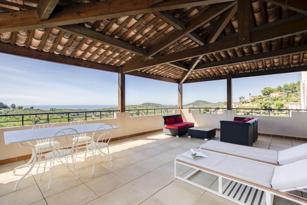 Image of the outdoor area of a Fregate suite, Hôtel Dolce Frégate Provence
