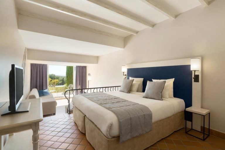View of a Superior room and its expansive space, Hôtel Dolce Frégate Provence