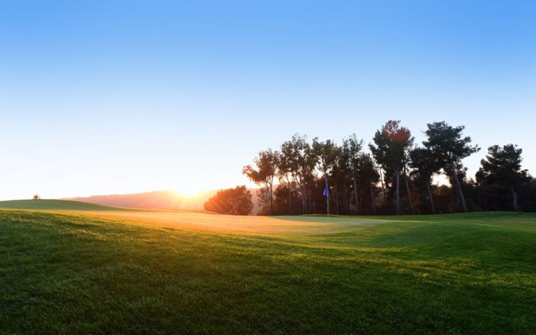 Image of the rising sun over the Hôtel Dolce Frégate Provence Golf Course