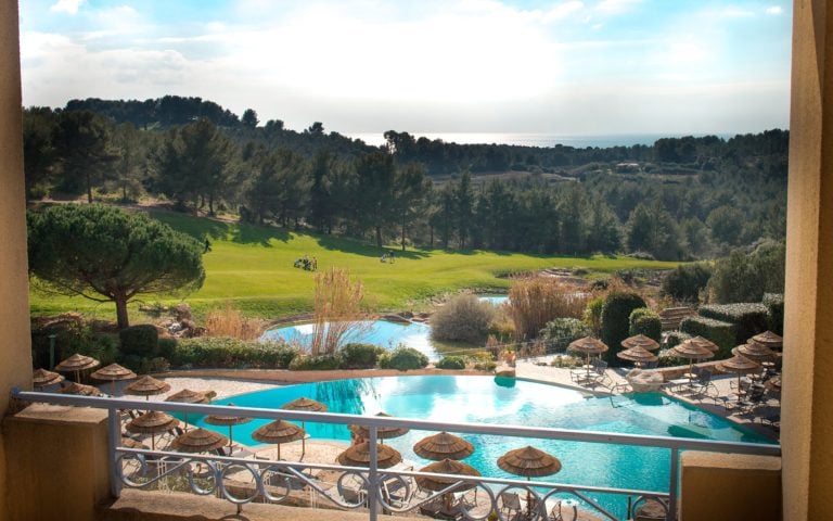 Image of the pools overlooking the 18th hole of the golf course, Hôtel Dolce Frégate Provence