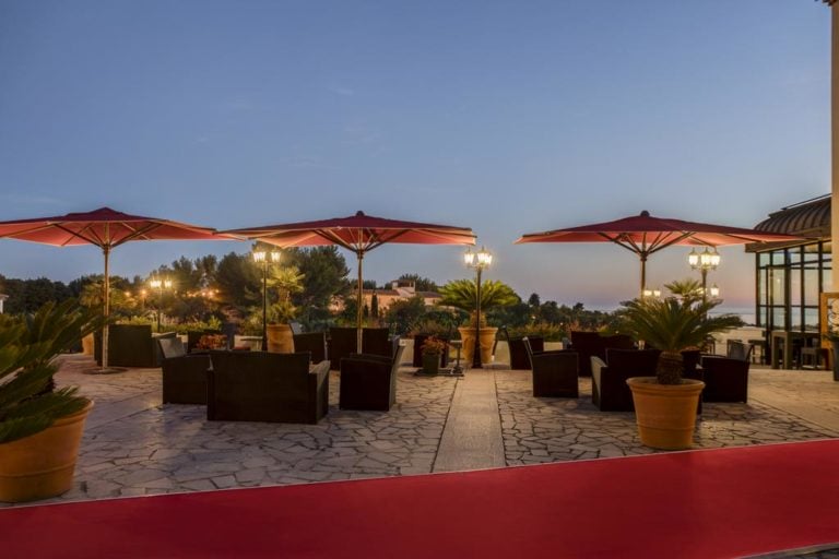 Image of a cocktail area at night time at Hôtel Dolce Frégate Provence