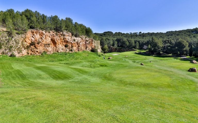 Image of a fairway and cliffs to the left, Hôtel Dolce Frégate Provence