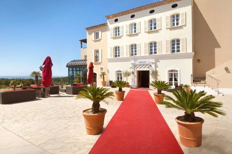 Image of a red carpet entering Hôtel Dolce Frégate Provence
