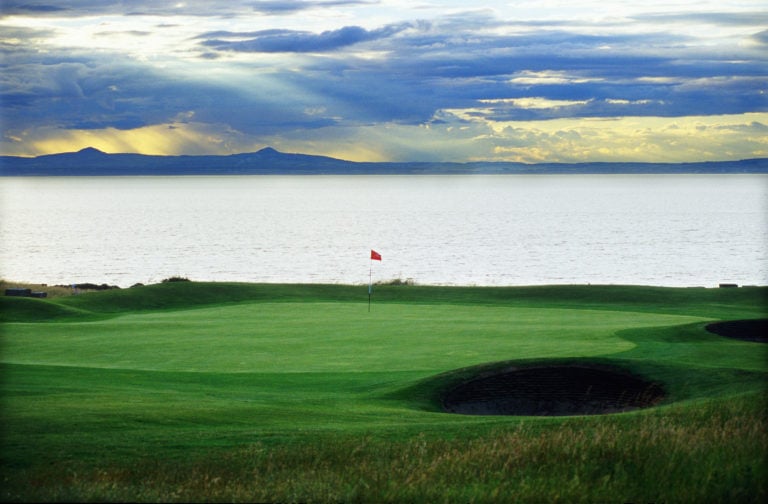 Image of the 11th green in front of the ocean, Gullane No.1 Golf Course, East Lothian, Scotland