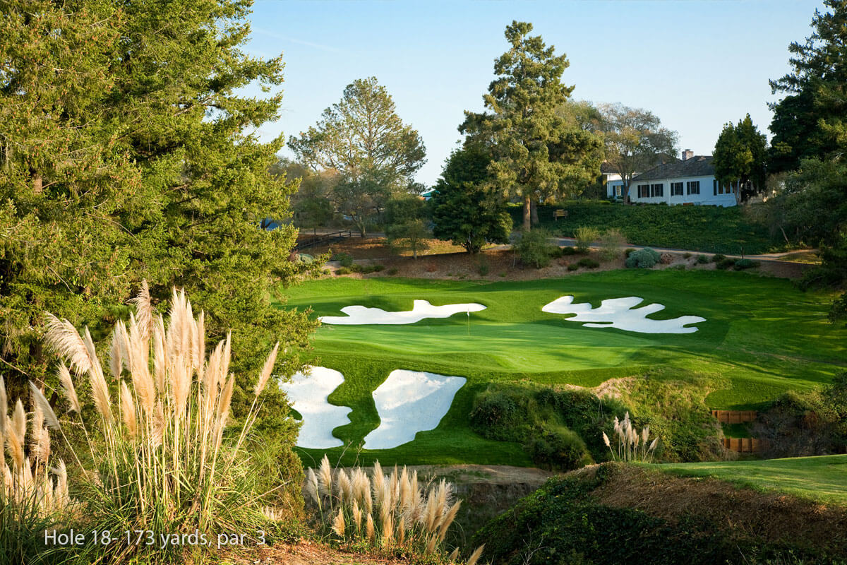 Image of the 18th green surrounded by bunkers below the clubhouse at Pasatiempo Golf Course, California, USA