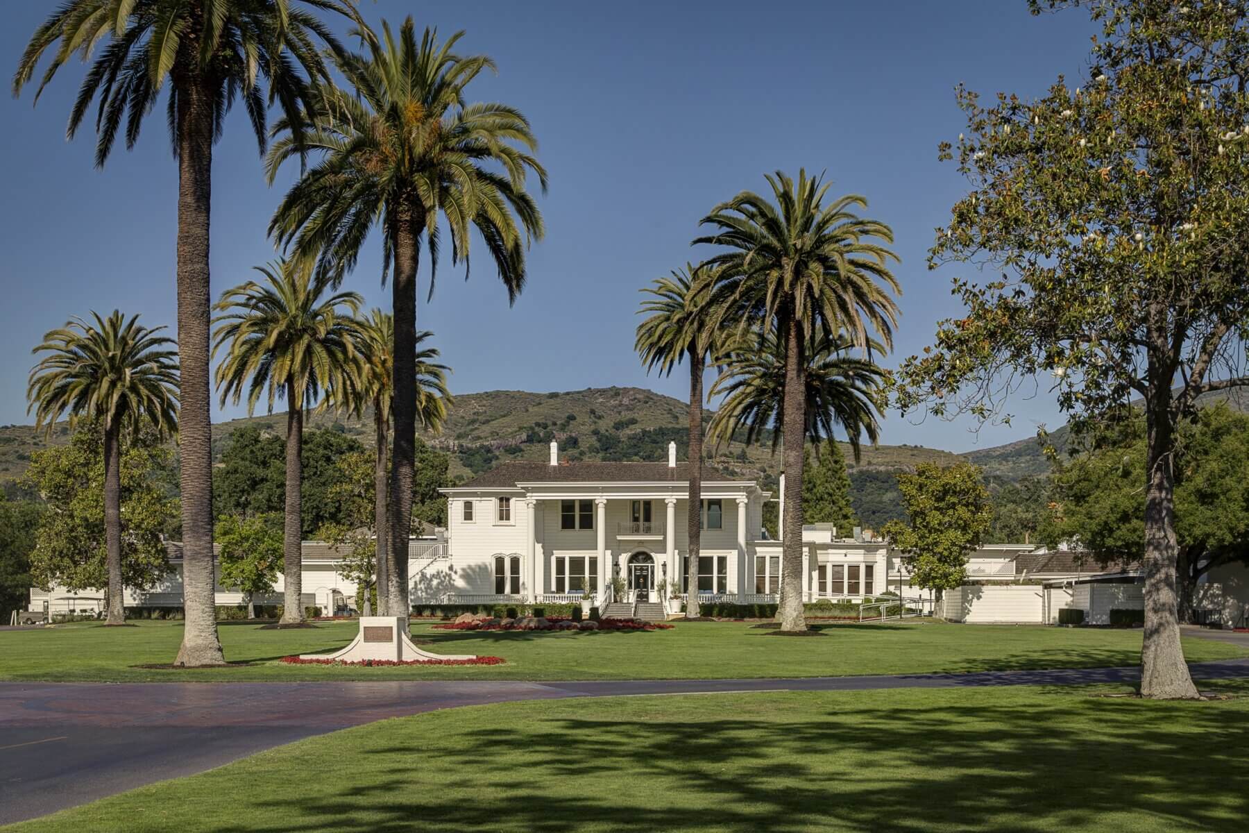 Exterior view of the entrance and driveway to the Silverado Golf Resort