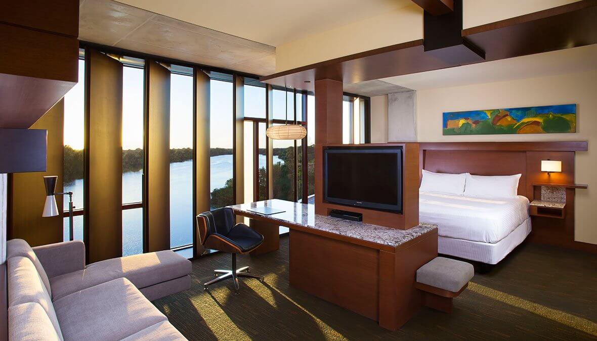 A separate lounge area and distant king bed await travelling golfers at Streamsong Golf Resort in Florida