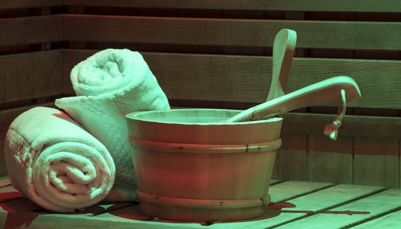 Two towels and a bucket sit under green light at Streamsong Resort in Florida