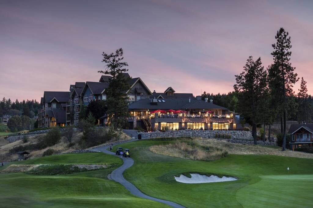 A twilight view of the eighteenth hole and golf clubhouse at Predator Ridge Golf Resort