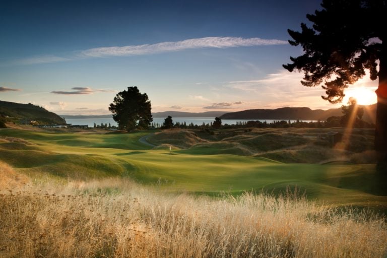 Image of the sun setting over New Zealand's Kinloch Club Golf Course