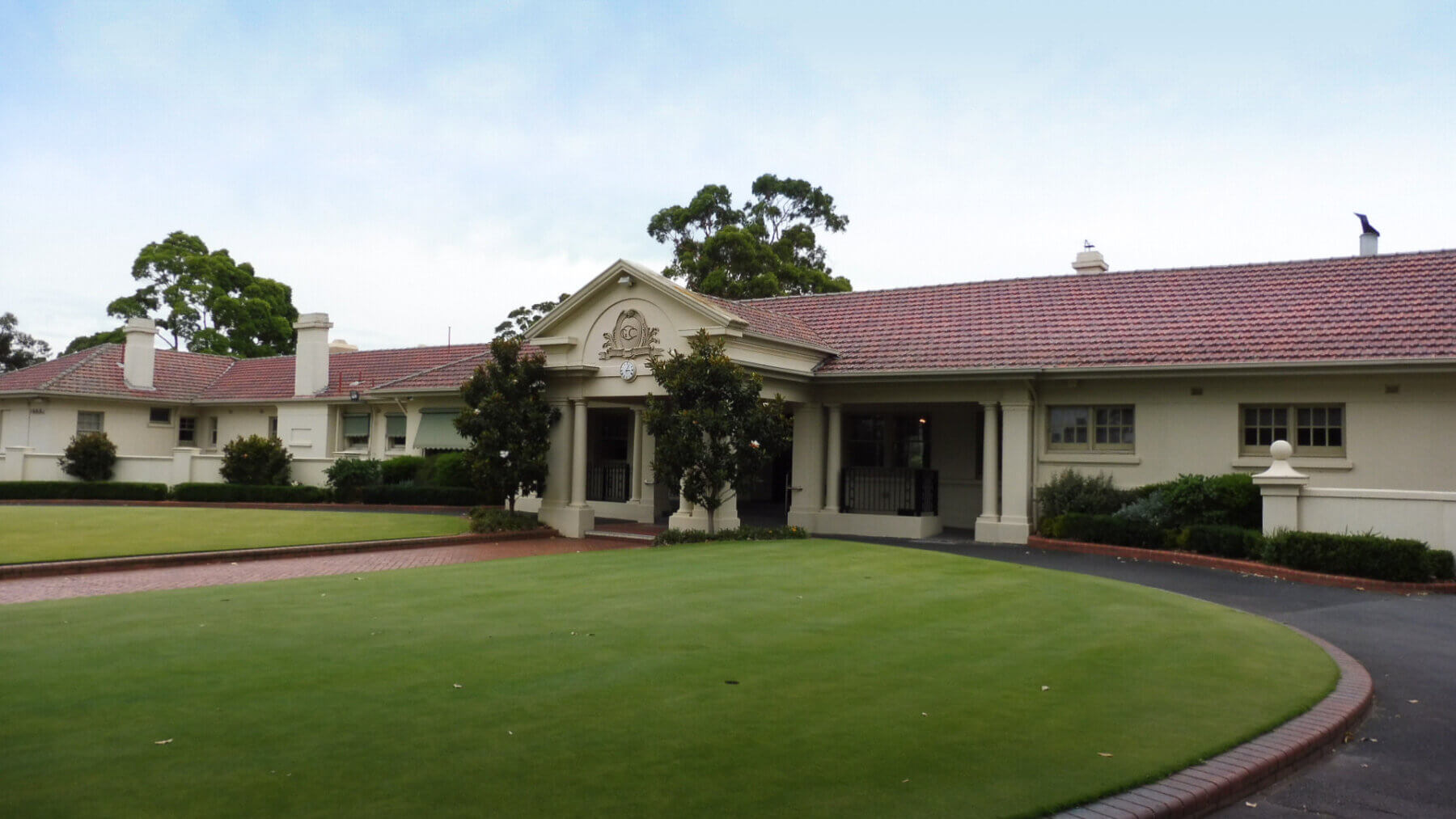 Exterior view of the Commonewealth Golf Clubhouse entrance in Melbourne, Australia