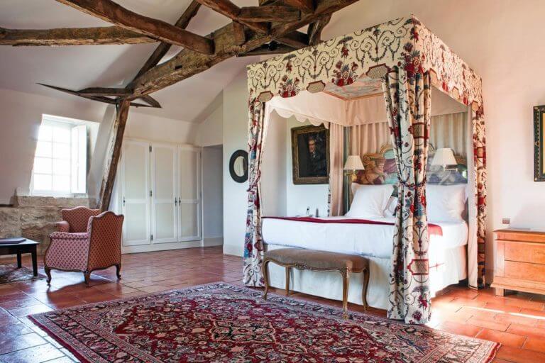 Four-poster bed and cosy bedroom awaits golfers at Chateaux de Vigiers