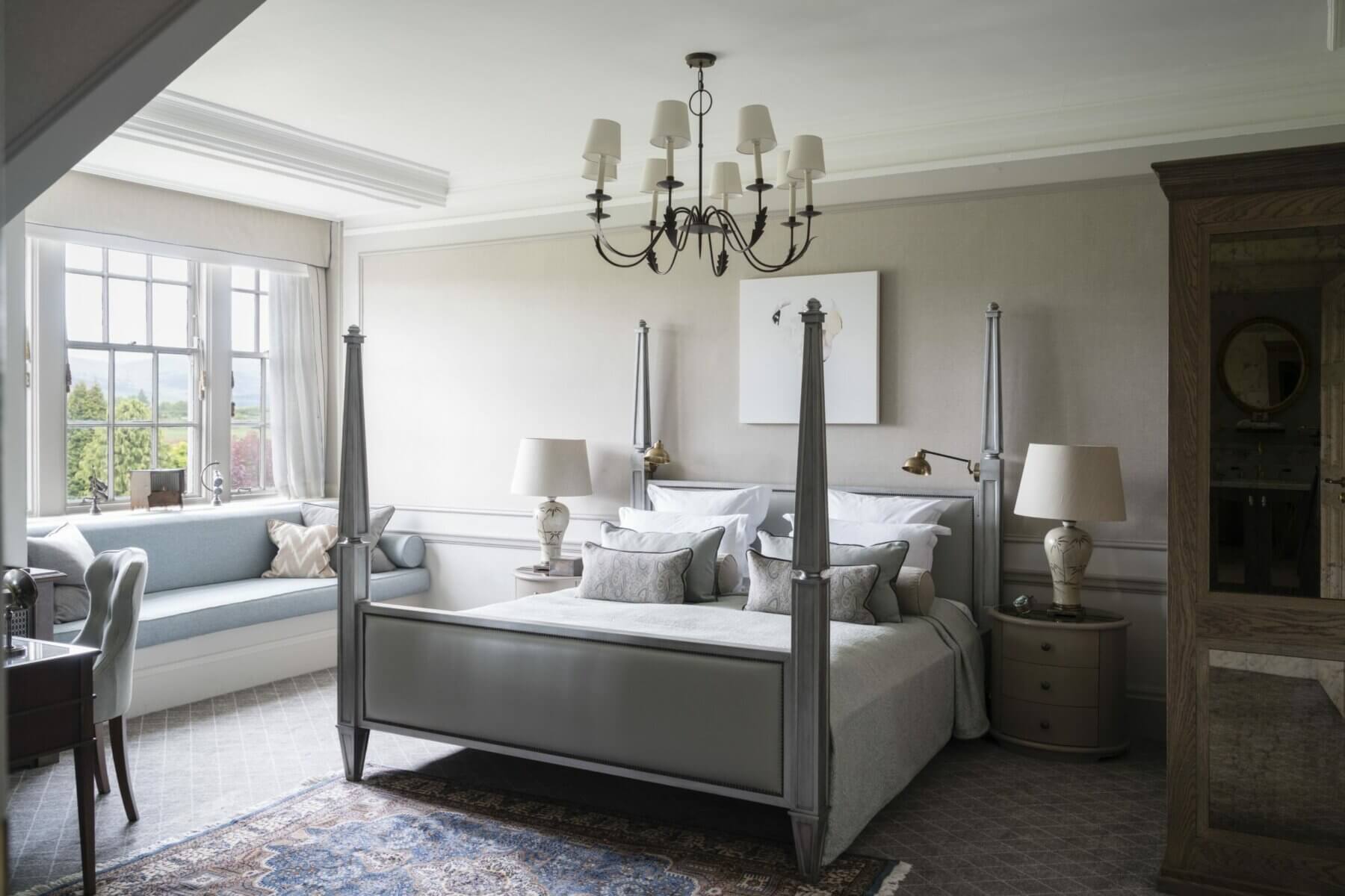 Four-poster bed with contemporary furniture