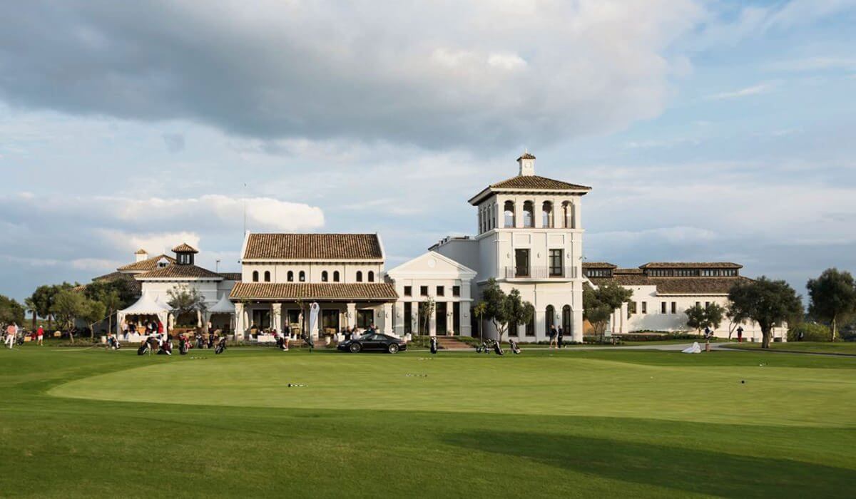 A practice putting green lies adjacent to the golf clubhouse