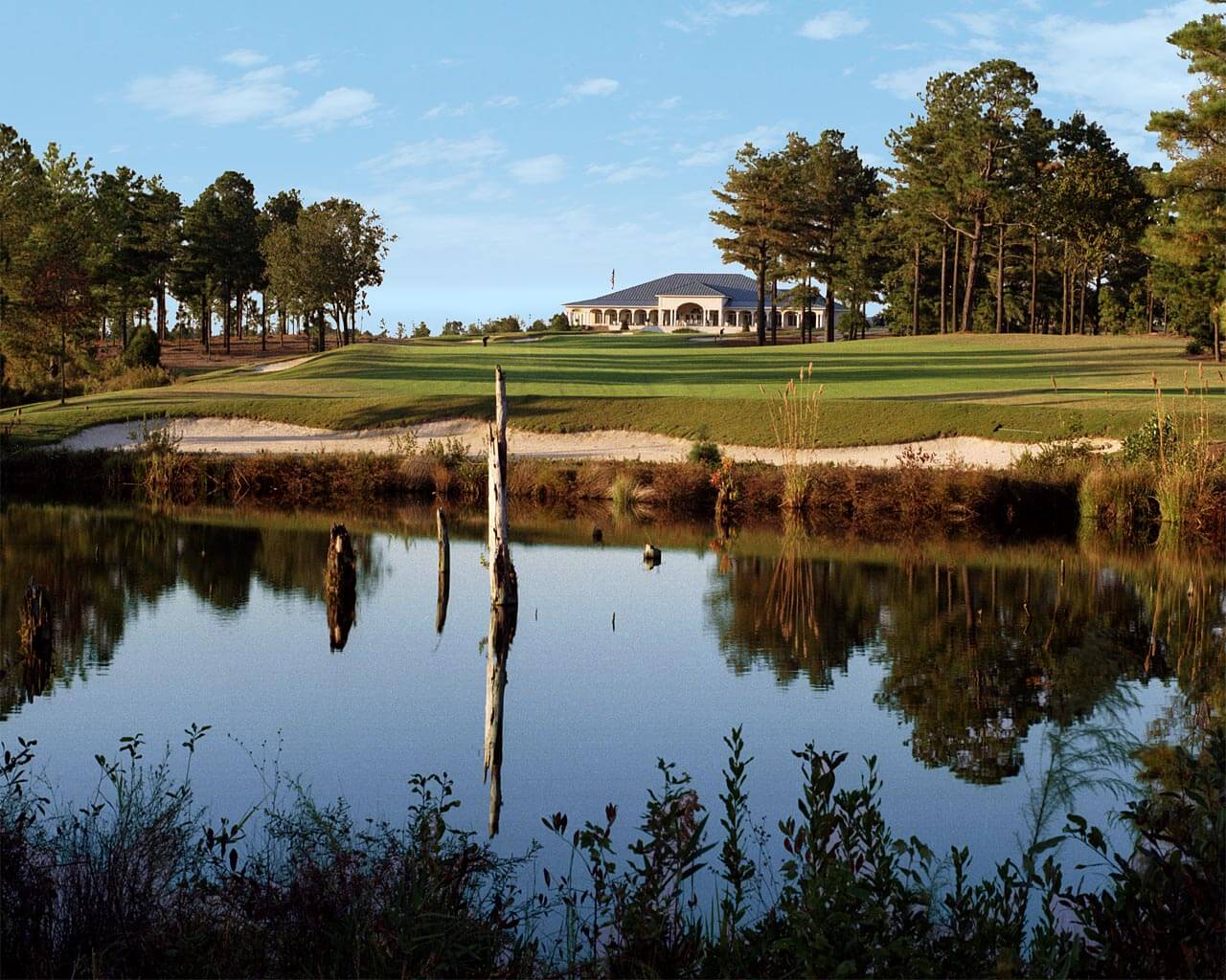 Pinehurst No. 8 Clubhouse and lake