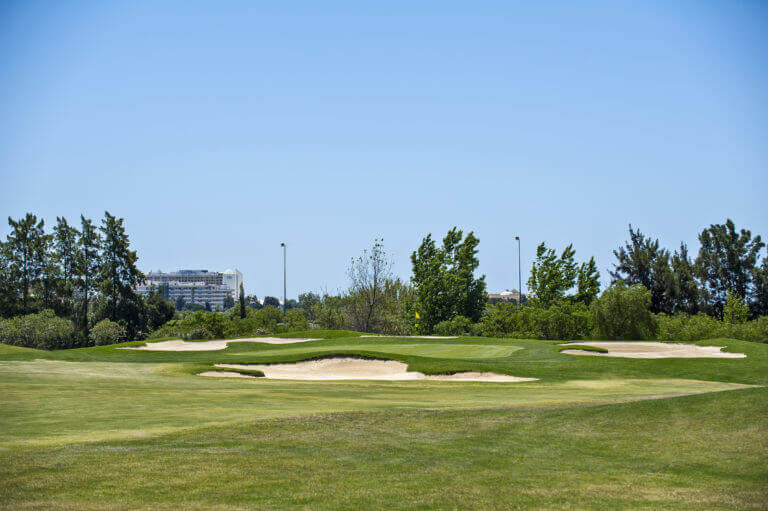 Flat terrain peppered with bunkers on the Laguna golf course
