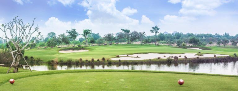 Panoramic view of a par 3 shot over water