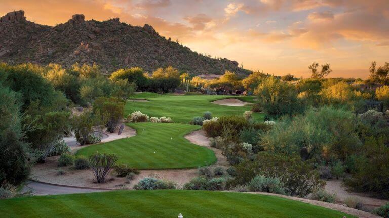 A par-3 lined by native desert foliage at The Boulders